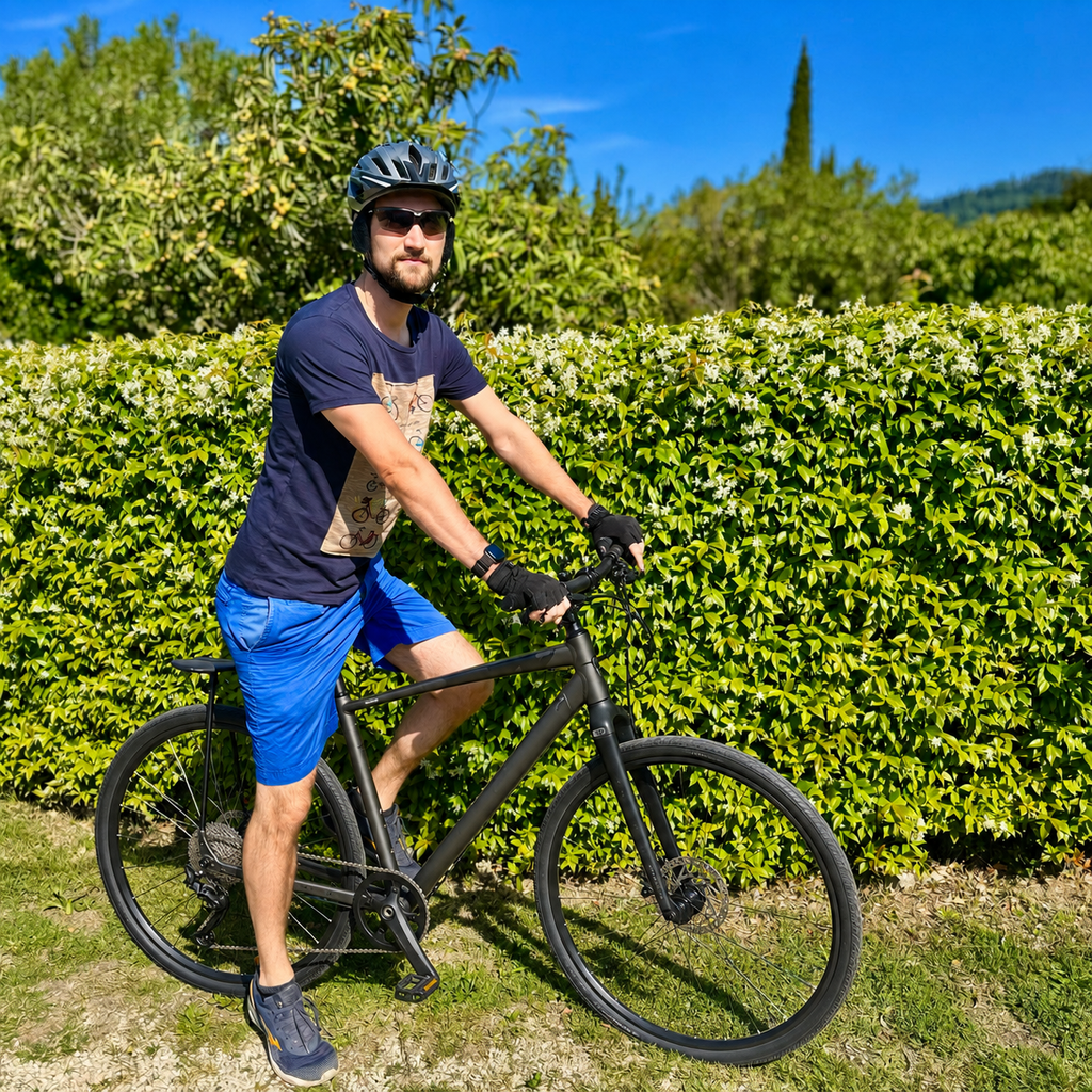 Radfahrer mit earSHIELD 2 Windschutz am Fahrradhelm gegen Fahrtwind
