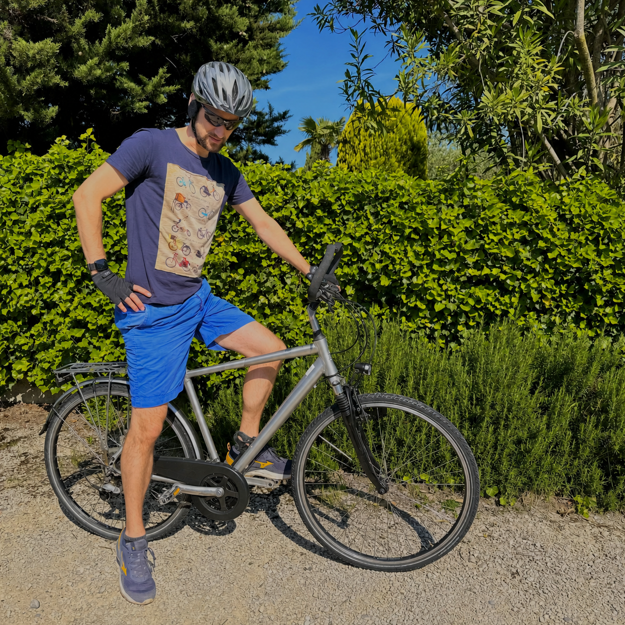earSHIELD 2 am Fahrradhelm beim Aufsteigen auf das E-Bike getragen