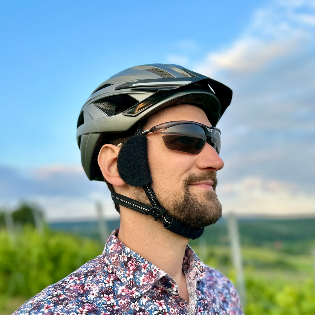 Radfahrer mit earSHIELD Pro Fahrradhelm-Windschutz im Halbprofil draußen