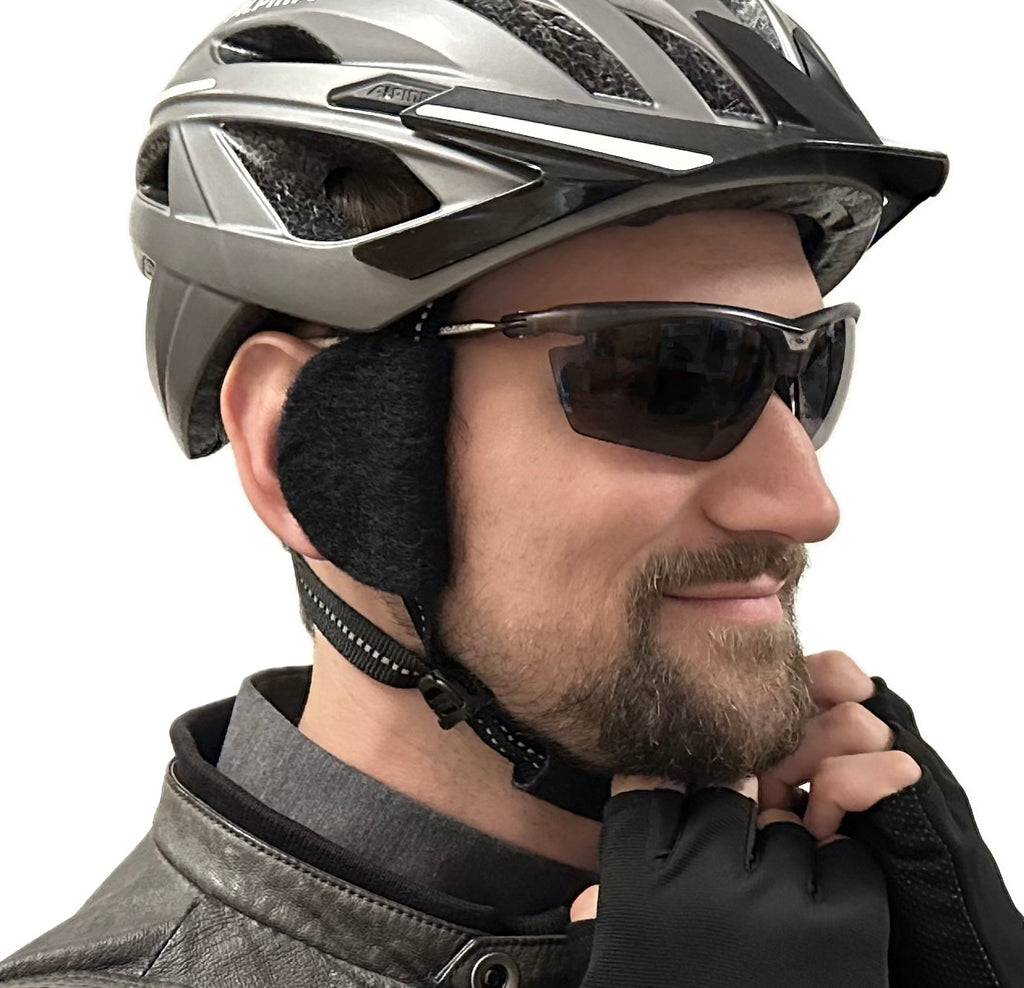 Radfahrer mit earSHIELD Pro Windschutz am Fahrradhelm und Sportbrille