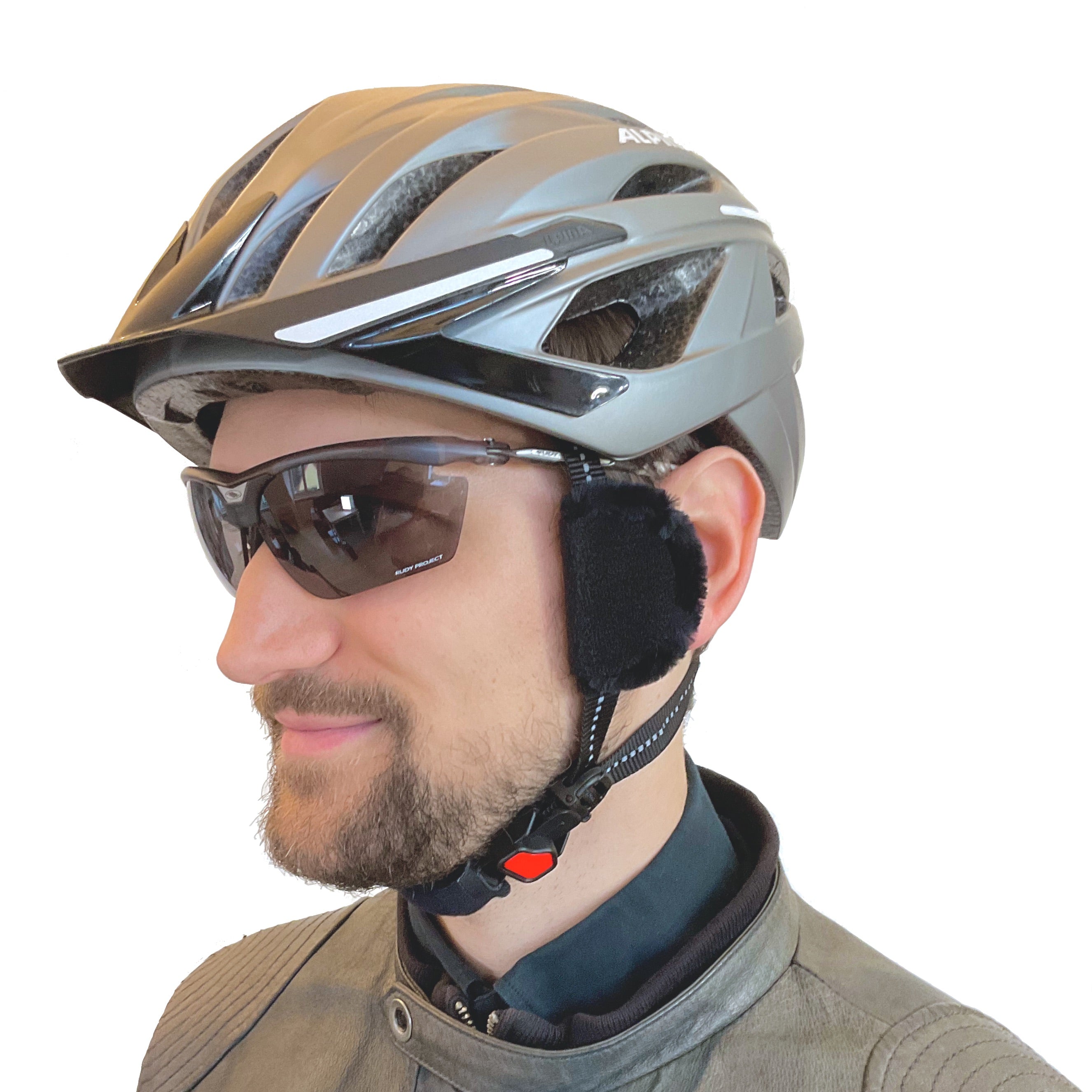 Radfahrer mit earSHIELD mini Windschutz am Fahrradhelm im Seitenprofil