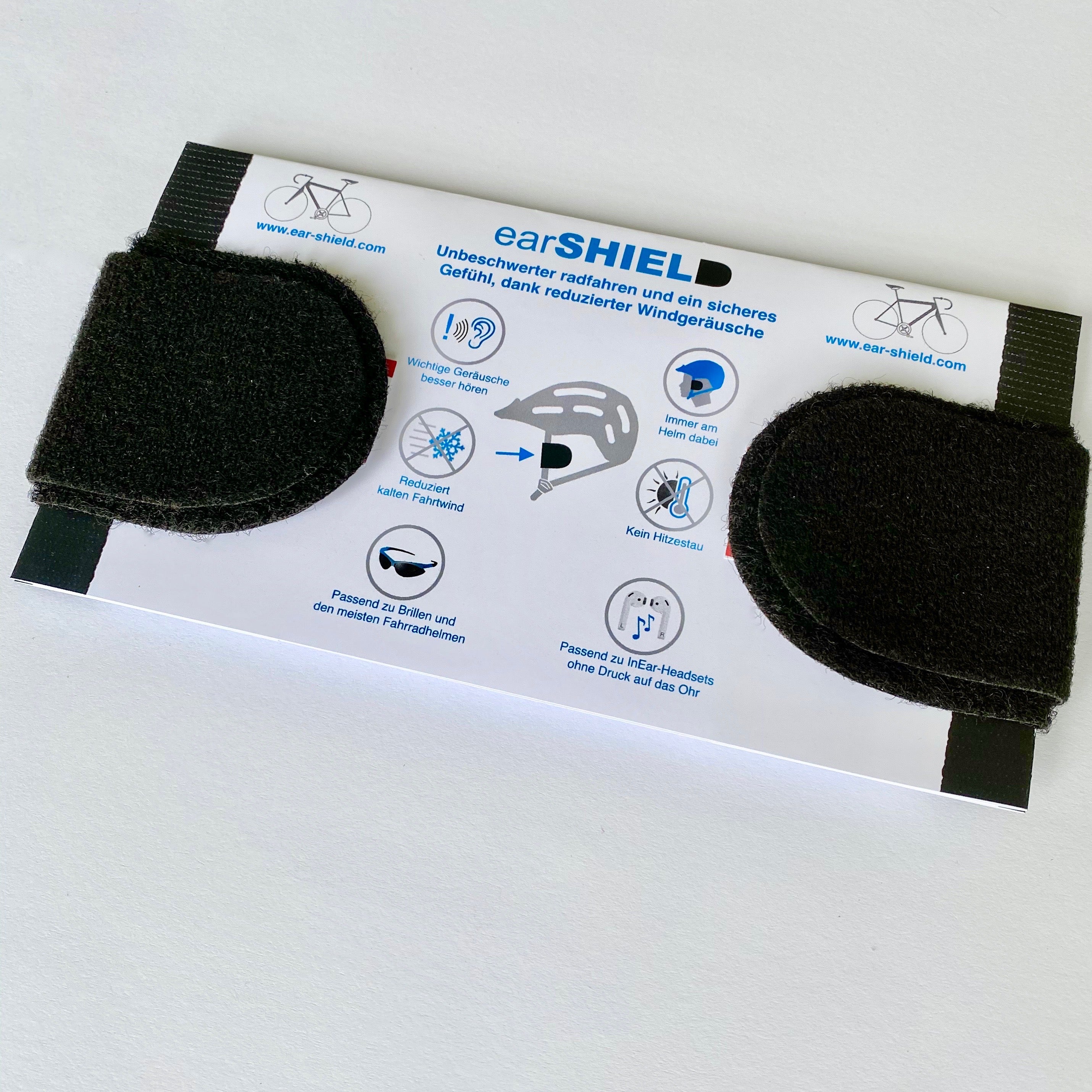 earSHIELD Classic Lieferumfang mit Produktkarte und Windschutz-Paar für Fahrradhelme