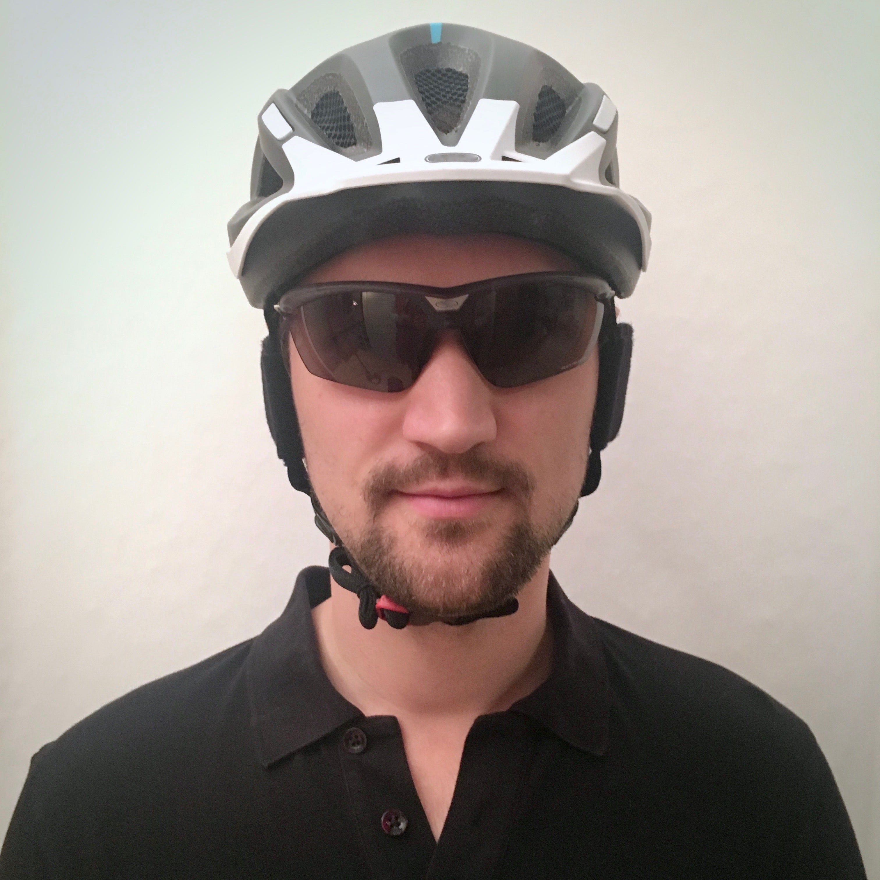Radfahrer mit earSHIELD Classic Windschutz am Fahrradhelm von vorn