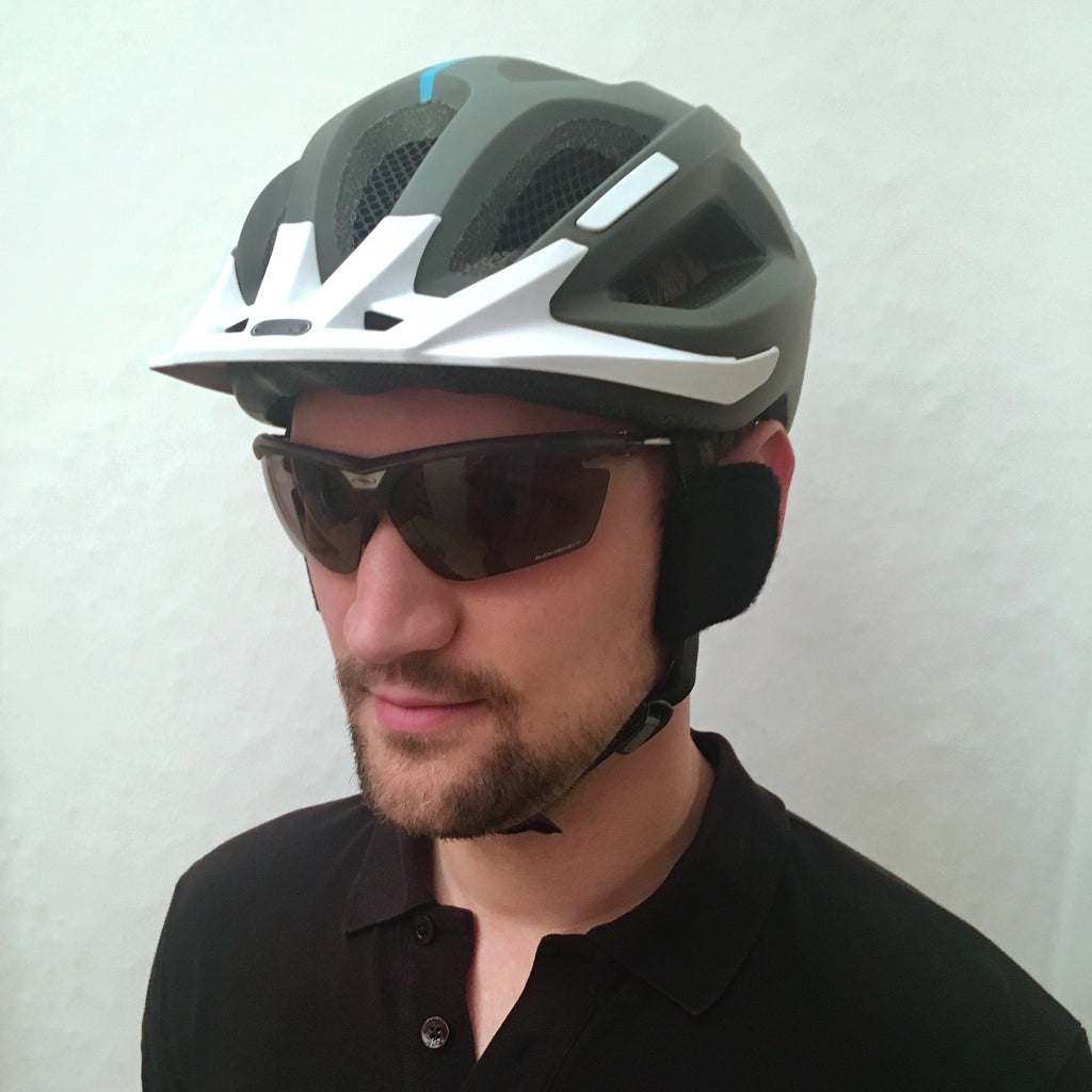Radfahrer mit earSHIELD Classic Windschutz am Fahrradhelm im Halbprofil mit Sportbrille