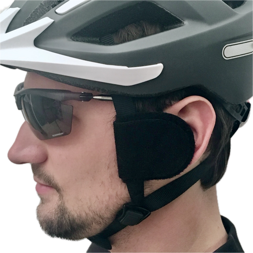 Radfahrer mit earSHIELD Classic Windschutz am Fahrradhelm im Profil