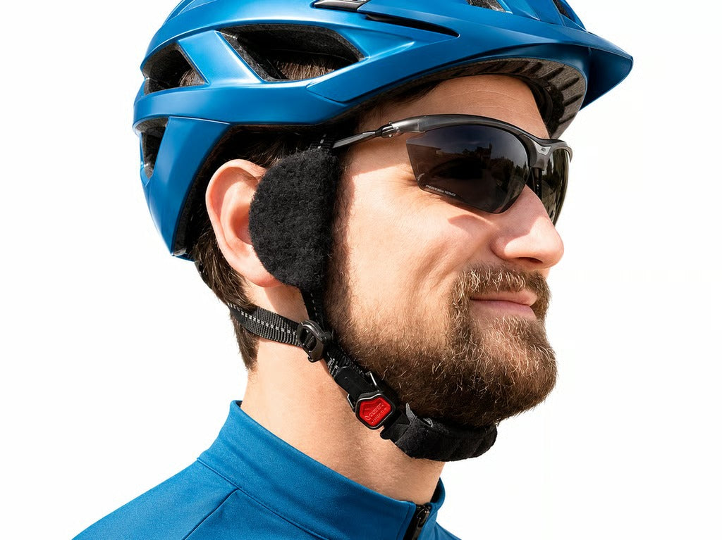 Radfahrer mit earSHIELD Windschutz am blauen Fahrradhelm