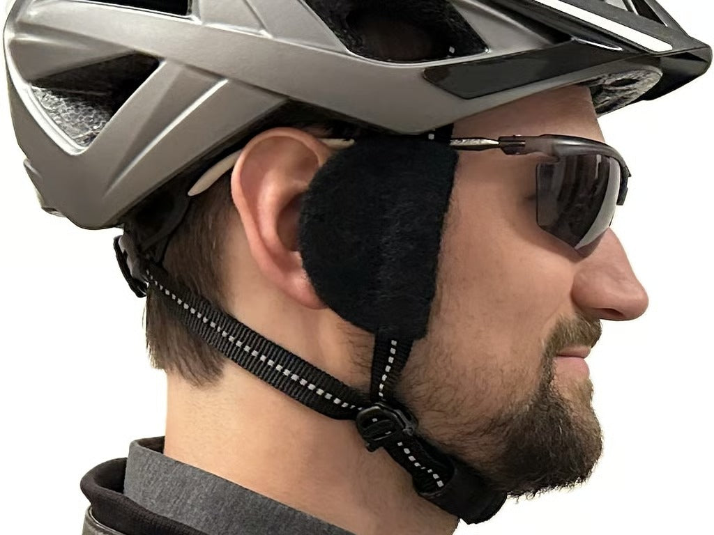 earSHIELD Windschutz im Seitenprofil am Fahrradhelm